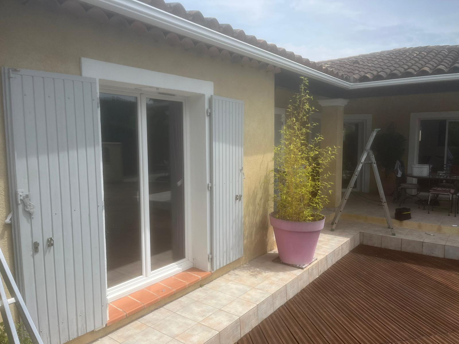 Détail finition gouttière : crochets, angle, descente